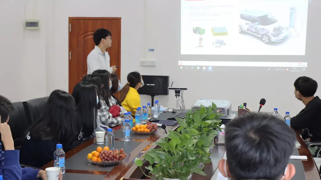 工艺管理部同事向来访学生介绍了凯发棋牌的概况